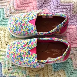 Toddler TOMs flower shoes (size T6)